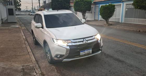 MITSUBISHI OUTLANDER 2.0 COMFORT 16V GASOLINA 4P AUTOMÁTICO MITSUBISHI OUTLANDER 2.0 COMFORT 16V GASOLINA 4P AUTOMÁTICO